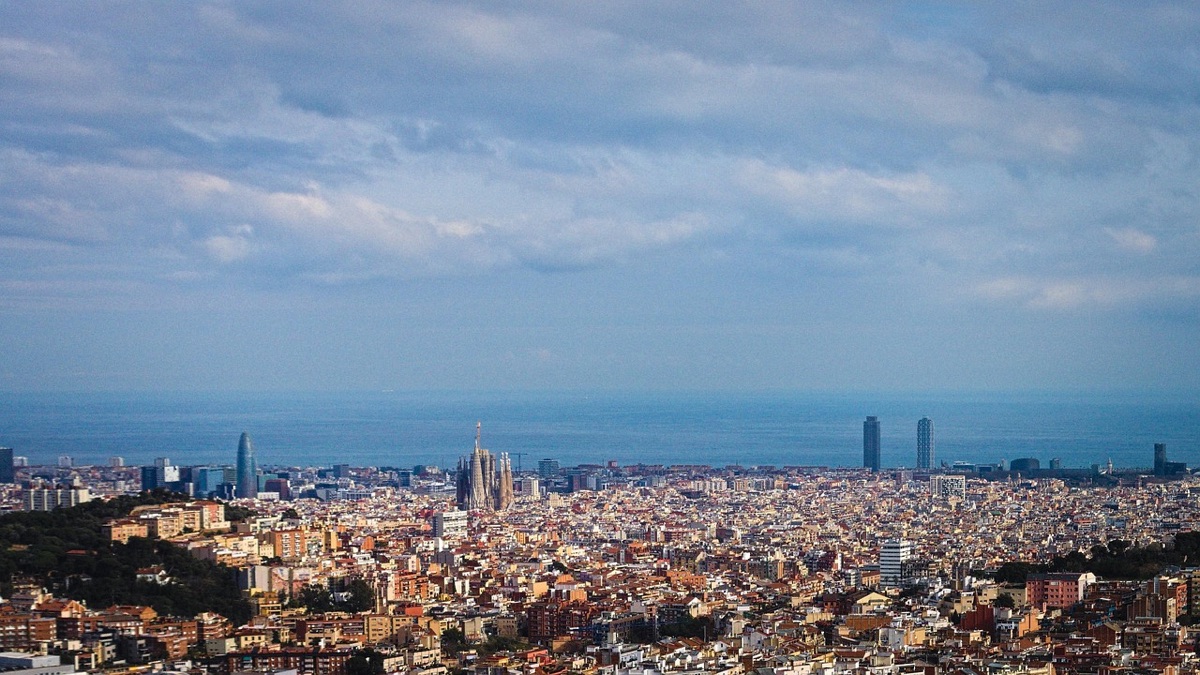 booking terminal sagrada familia with digital screens and waiting area