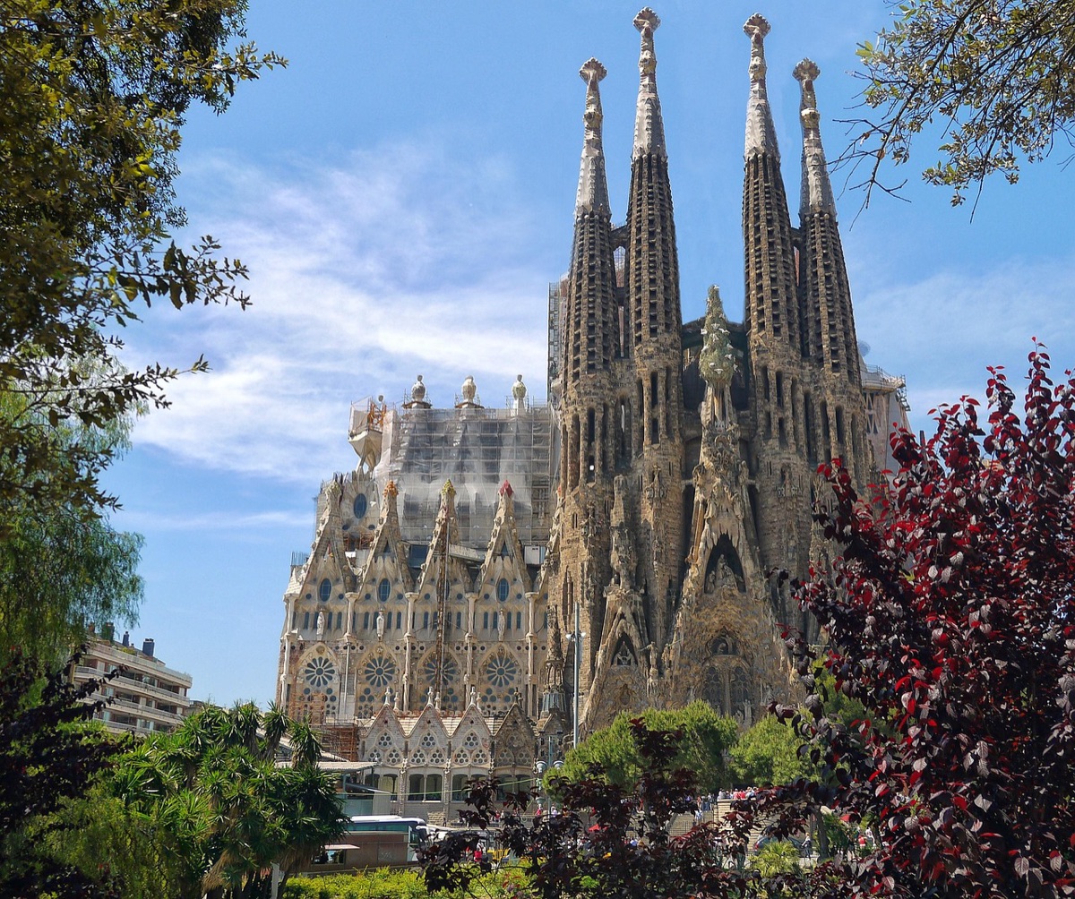 sagrada familia entrance with tourists and guides