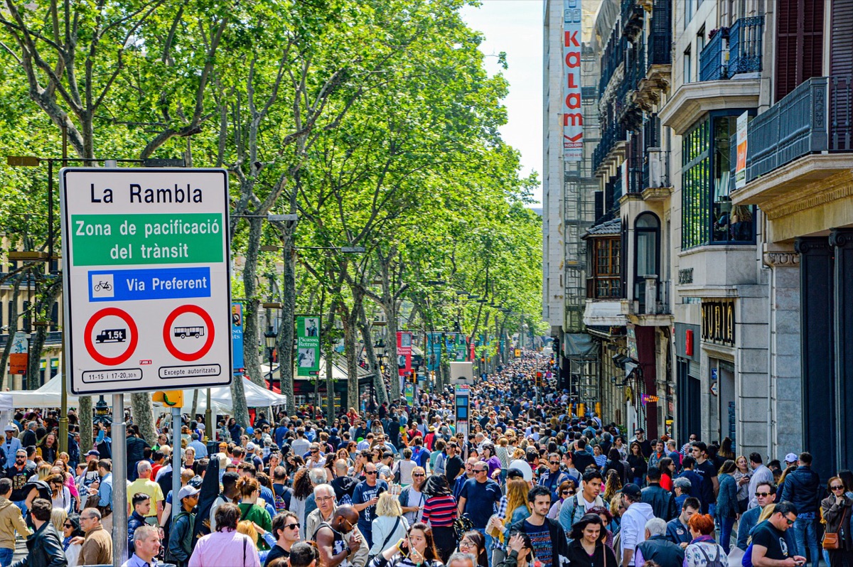 calle de barcelona con vendedor