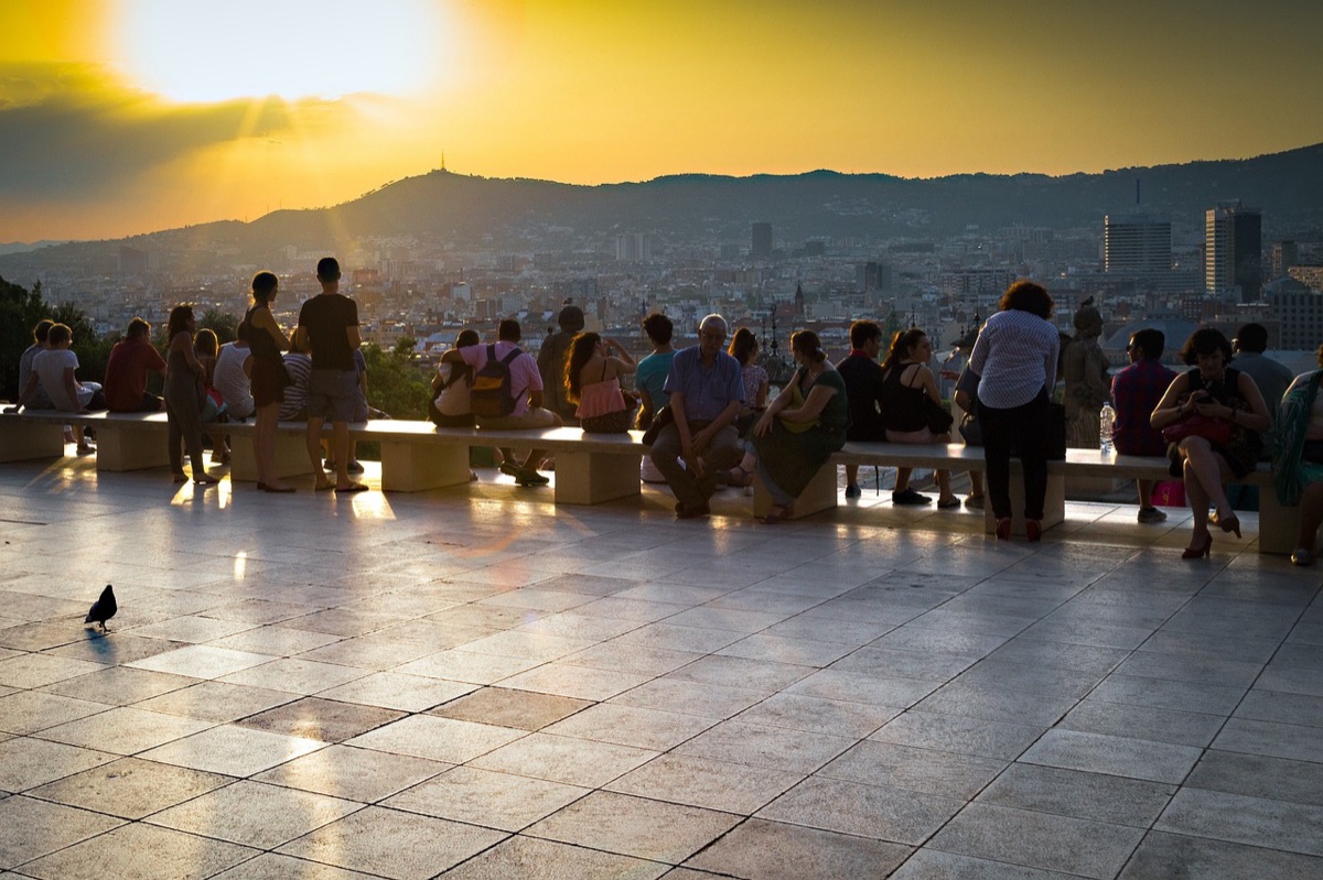 Tourist in barcelona wordt gesignaleerd voor shoplifting