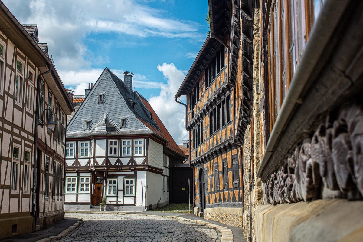 Altstadtfassade mit Hängepflanzen