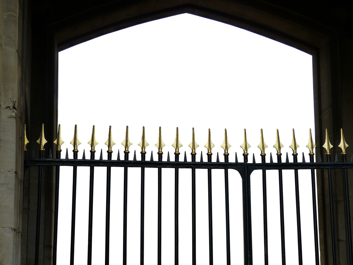 Allée de pierre avec porte en fer