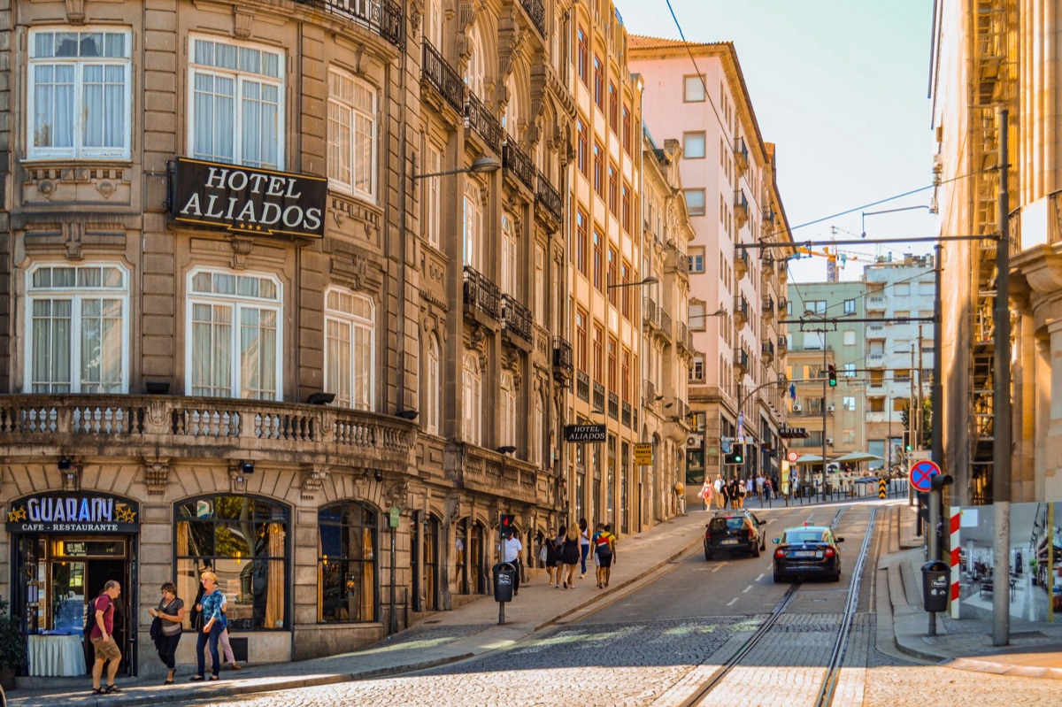 Vue de rue de Barcelone montrant un hôtel