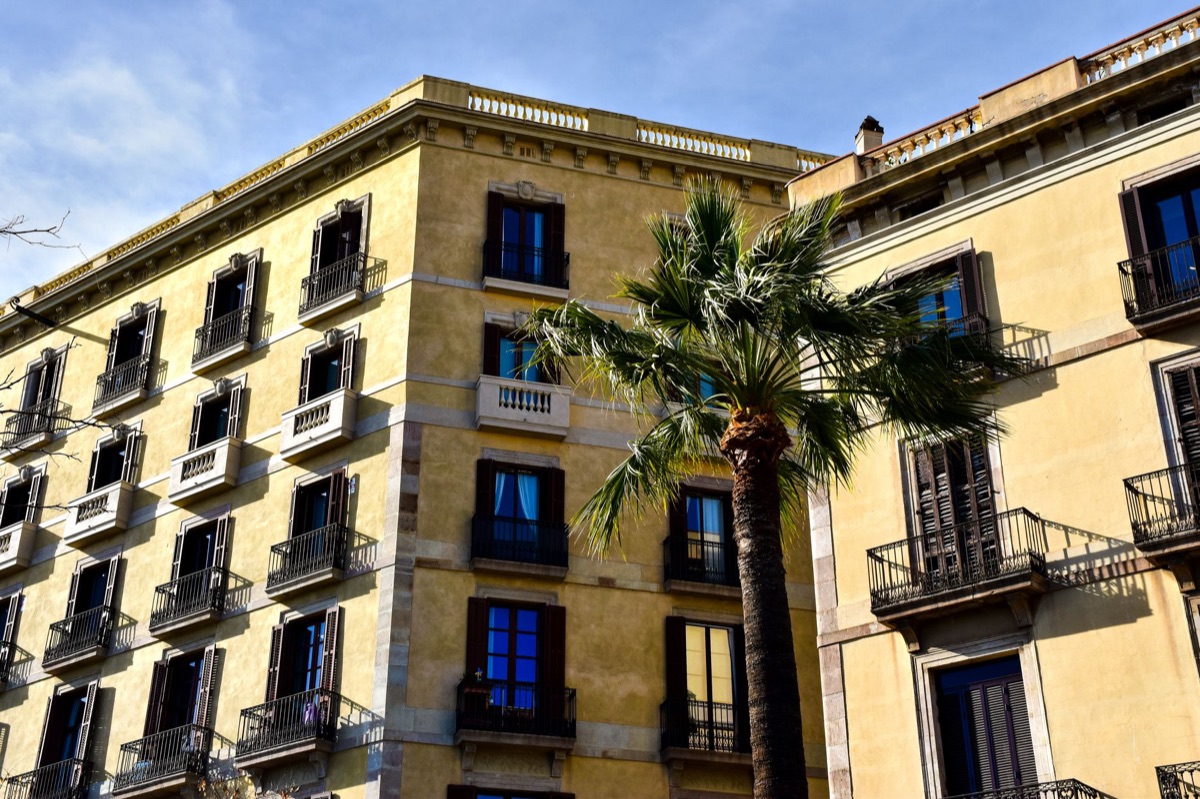 Un quartier de Barcelone avec un hôtel de luxe