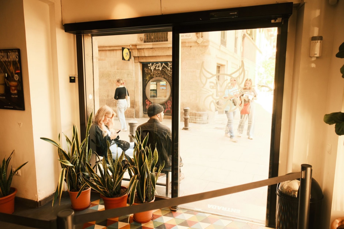 quartiere a barcellona con hotel boutique e caffè locale