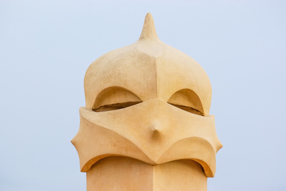 edificio gaudi na rua de barcelona