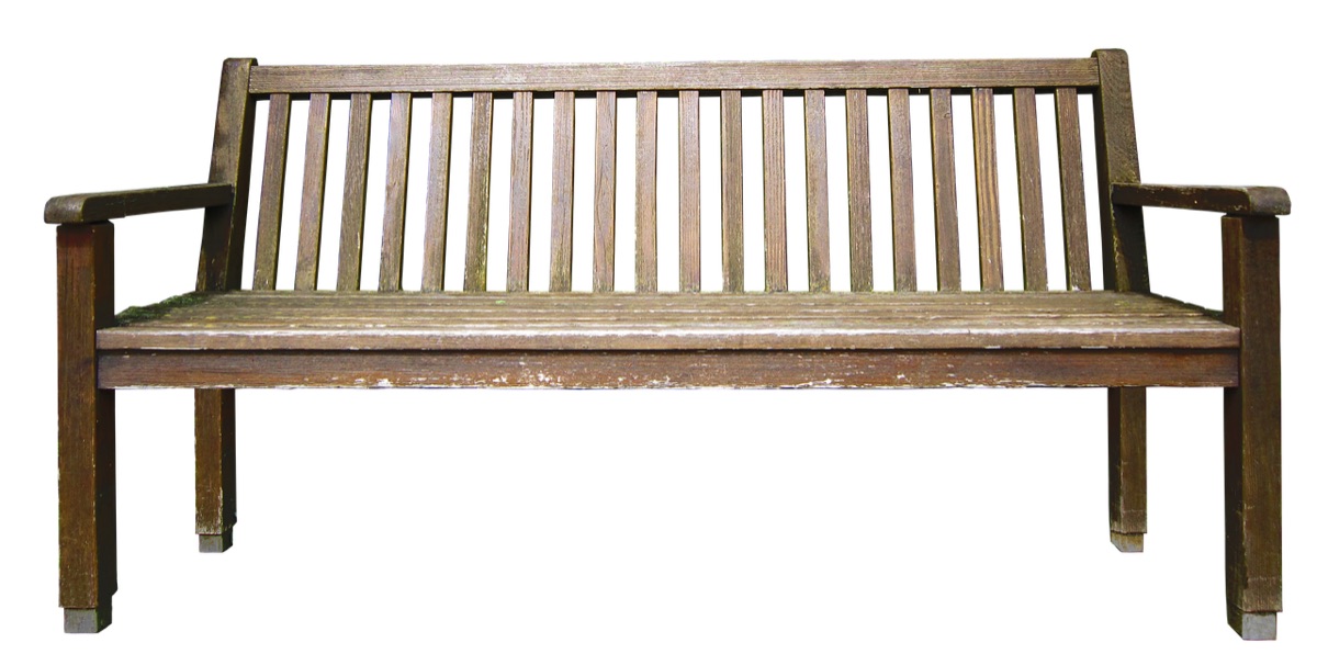 silla de madera en parque de barcelona