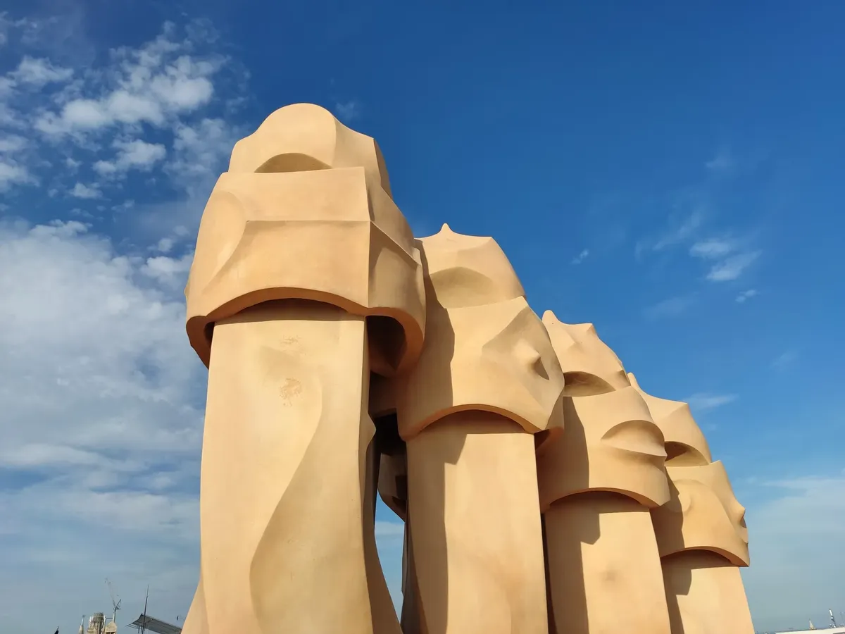 巴塞隆納西班牙的高迪建築傑作卡薩·米拉頂樓的壯觀煙囪。