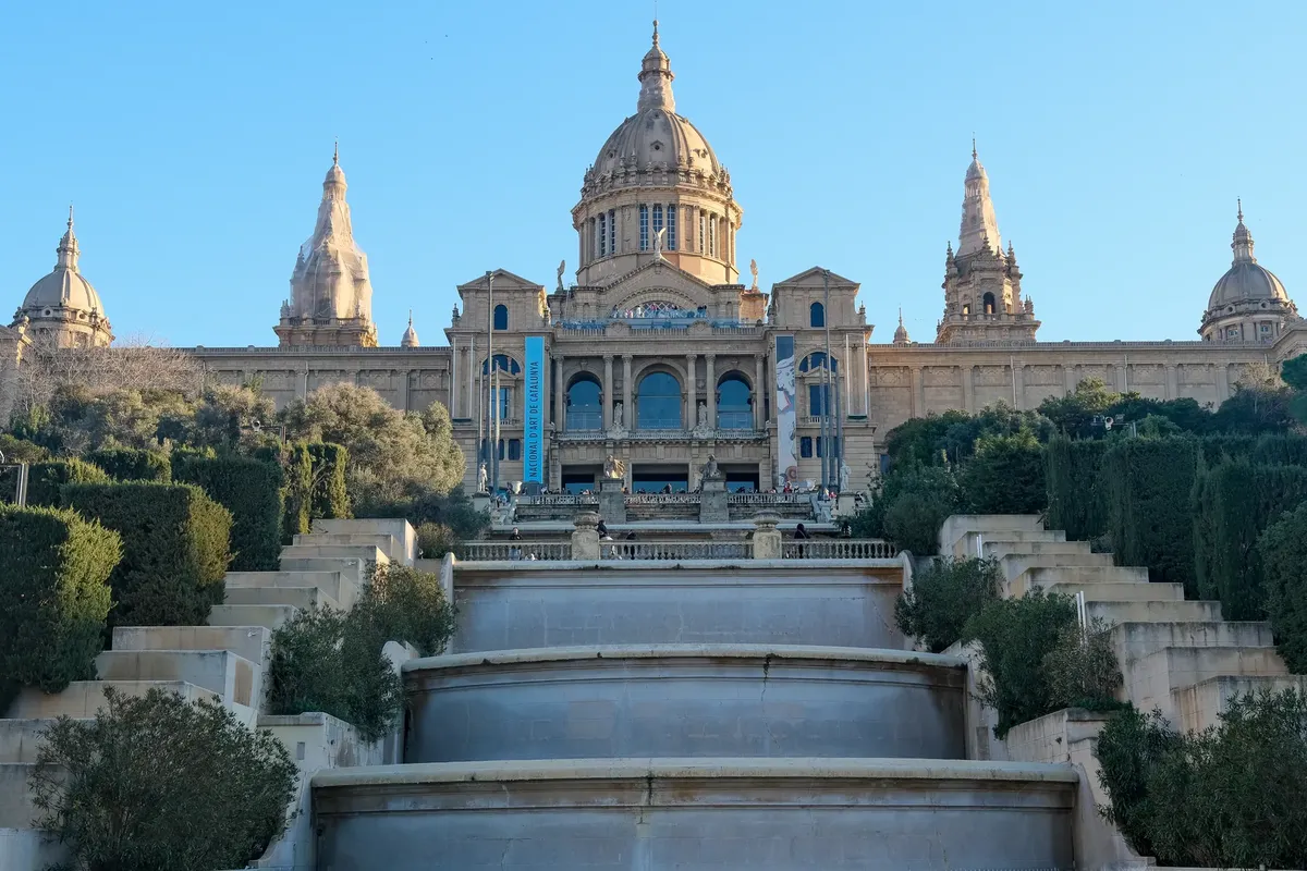 探索國家宮殿的壯麗，這是西班牙巴塞隆納的一個 stunning 建築標誌。